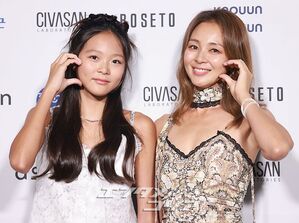 【フォト】SHIHO ＆紗蘭さん　そろってファッションショーに姿…美しい母と娘