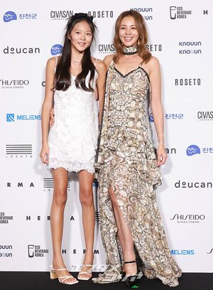 【フォト】SHIHO ＆紗蘭さん　そろってファッションショーに姿…美しい母と娘