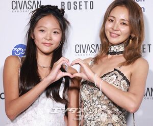 【フォト】SHIHO ＆紗蘭さん　そろってファッションショーに姿…美しい母と娘