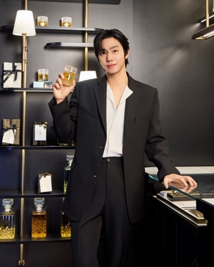 【フォト】アン・ヒョソプ、香水より魅力的なビジュアル…黒スーツ姿がクール＆セクシー