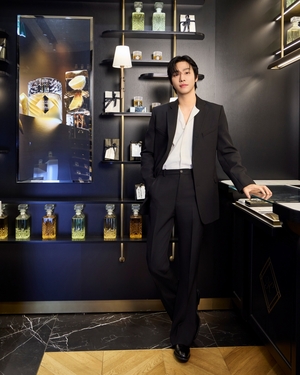 【フォト】アン・ヒョソプ、香水より魅力的なビジュアル…黒スーツ姿がクール＆セクシー