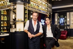 【フォト】アン・ヒョソプ、香水より魅力的なビジュアル…黒スーツ姿がクール＆セクシー