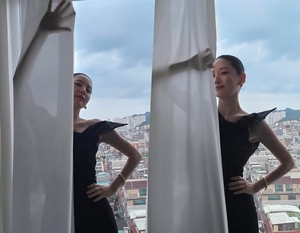 イ・ヨンエ、黒ドレスの女神降臨…カーテン越しに圧倒的オーラ振りまく