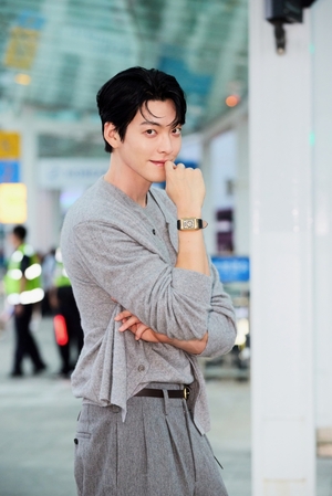 【フォト】上海に向かうキム・ウビン、高級腕時計を着用し上品なムード