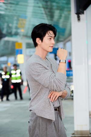 【フォト】上海に向かうキム・ウビン、高級腕時計を着用し上品なムード