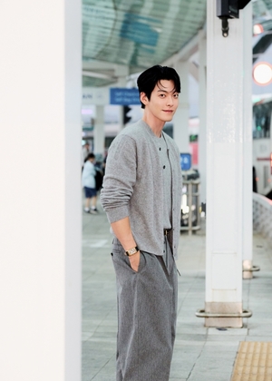 【フォト】上海に向かうキム・ウビン、高級腕時計を着用し上品なムード