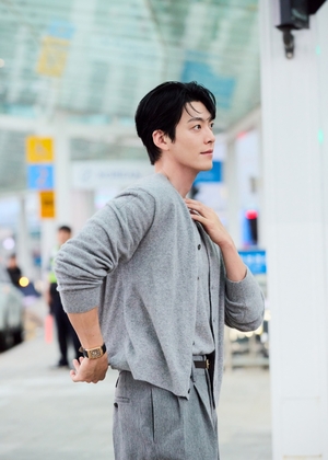 【フォト】上海に向かうキム・ウビン、高級腕時計を着用し上品なムード