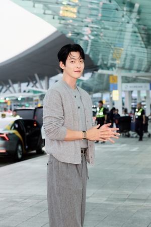 【フォト】上海に向かうキム・ウビン、高級腕時計を着用し上品なムード