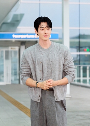 【フォト】上海に向かうキム・ウビン、高級腕時計を着用し上品なムード