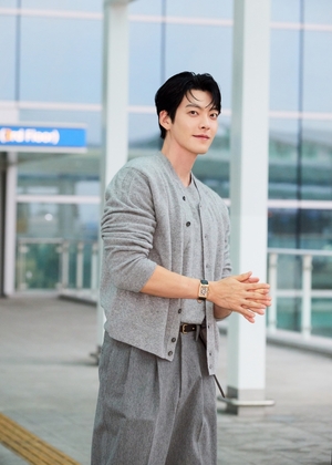 【フォト】上海に向かうキム・ウビン、高級腕時計を着用し上品なムード