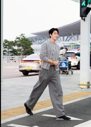 【フォト】上海に向かうキム・ウビン、高級腕時計を着用し上品なムード