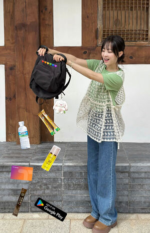 パク・ボヨン、35歳のキュートさとはこういうもの…バッグの中身がこぼれ落ちる様子を表現