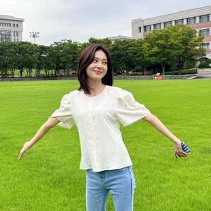 ペク・ジニ、芝生の上で清楚な魅力アピール…みずみずしい美しさ