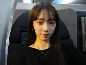 イ・ソンギョン、飛行機内でキュートに自撮り…人形のようなビジュアル