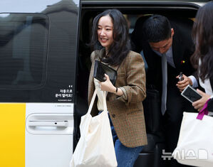 【フォト】法廷に向かうミン・ヒジン前ADOR代表