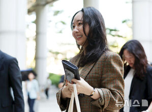 【フォト】法廷に向かうミン・ヒジン前ADOR代表