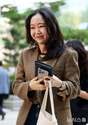 【フォト】法廷に向かうミン・ヒジン前ADOR代表