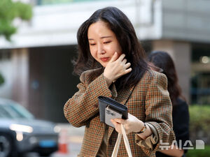 【フォト】法廷に向かうミン・ヒジン前ADOR代表