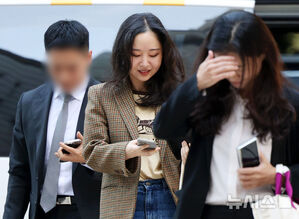 【フォト】法廷に向かうミン・ヒジン前ADOR代表