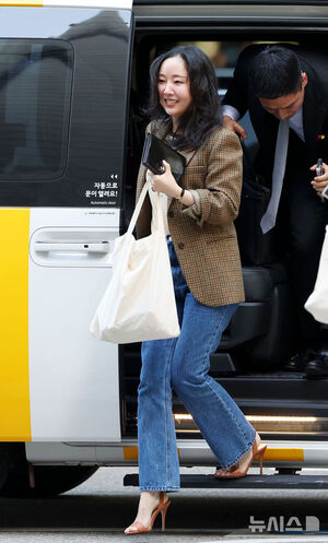 【フォト】法廷に向かうミン・ヒジン前ADOR代表