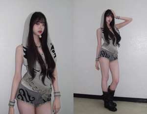 IVEウォニョン、ホットパンツスタイルの大胆ステージ衣装でクールな魅力アピール