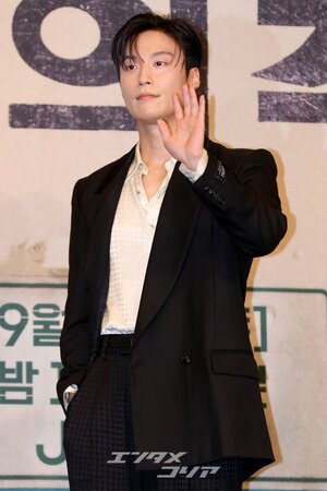 【フォト】ホ・ナムジュン、素敵なスーツの着こなし