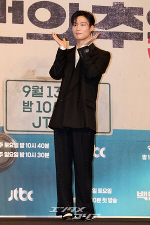 【フォト】ホ・ナムジュン、素敵なスーツの着こなし