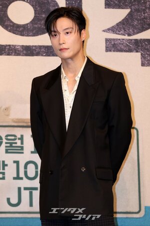 【フォト】ホ・ナムジュン、素敵なスーツの着こなし