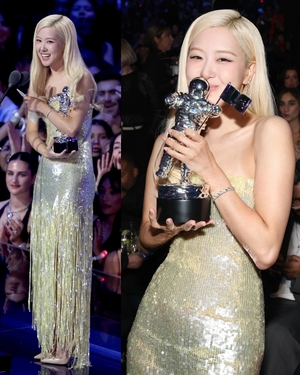 BLACKPINKロゼ、人々を魅了したゴールドのマーメイドドレス=米MTV VMAs