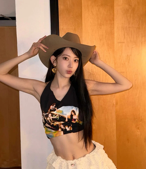 LE SSERAFIMサクラ、ほっそりウエスト際立つカウガールに変身