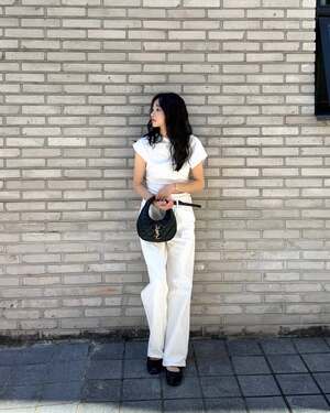 孫延在「夫に内緒で買った」高級ブランドバッグ×白黒シンプル・コーデ