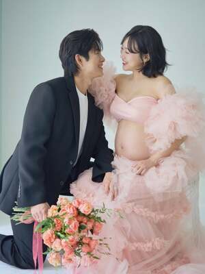 【フォト】ソン・ミンス＆イム・ララ　ピンクがかわいい臨月写真「双子だから幸せ4倍」