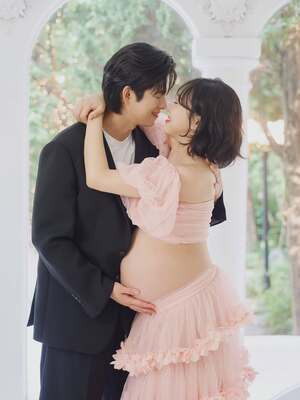 【フォト】ソン・ミンス＆イム・ララ　ピンクがかわいい臨月写真「双子だから幸せ4倍」