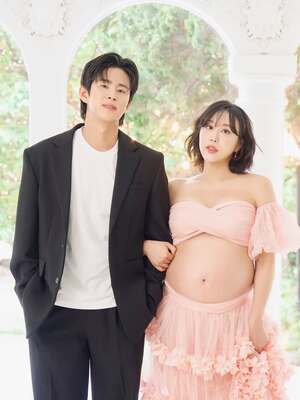 【フォト】ソン・ミンス＆イム・ララ　ピンクがかわいい臨月写真「双子だから幸せ4倍」
