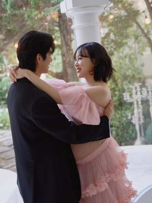 【フォト】ソン・ミンス＆イム・ララ　ピンクがかわいい臨月写真「双子だから幸せ4倍」