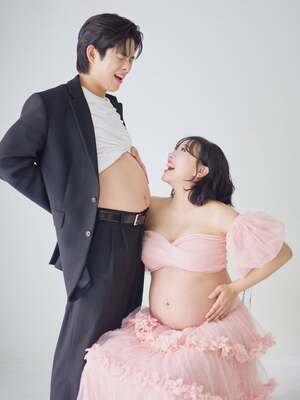 【フォト】ソン・ミンス＆イム・ララ　ピンクがかわいい臨月写真「双子だから幸せ4倍」