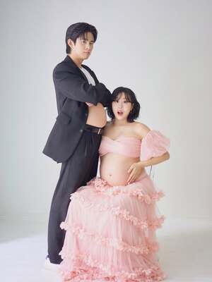 【フォト】ソン・ミンス＆イム・ララ　ピンクがかわいい臨月写真「双子だから幸せ4倍」