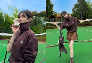 パク・ジヒョン テニスコートで秋コーデ…美脚に視線集中