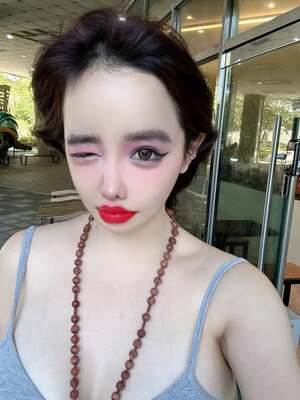 体調不良で活動休止中の2NE1ボムが近況報告 「家の前で」