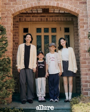 ポン・テギュ&ハシシ・パク夫妻、そっくりな子どもたちと共にグラビア撮影…温かい雰囲気