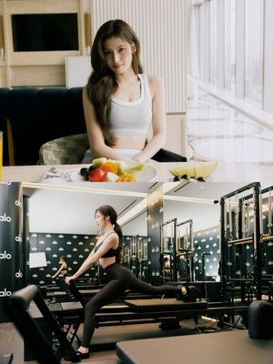 TWICEサナ 美しいレギンス姿…ぜい肉ゼロのヘルシーボディ