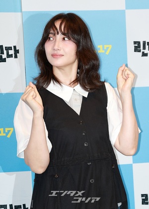 【フォト】香椎由宇、愛らしくハートのポーズ