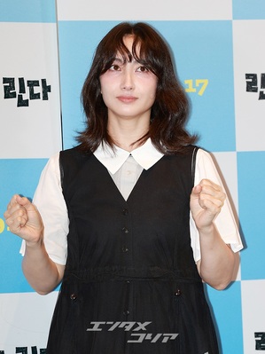 【フォト】香椎由宇、愛らしくハートのポーズ