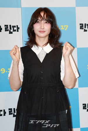 【フォト】香椎由宇、愛らしくハートのポーズ