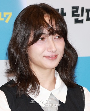 【フォト】香椎由宇、愛らしくハートのポーズ