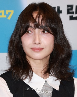 【フォト】香椎由宇、愛らしくハートのポーズ