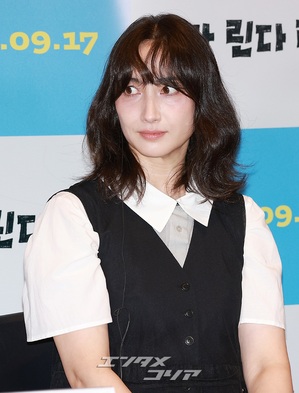 【フォト】香椎由宇、愛らしくハートのポーズ