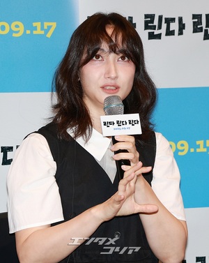 【フォト】香椎由宇、愛らしくハートのポーズ