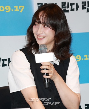 【フォト】香椎由宇、愛らしくハートのポーズ