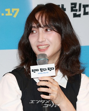 【フォト】香椎由宇、愛らしくハートのポーズ